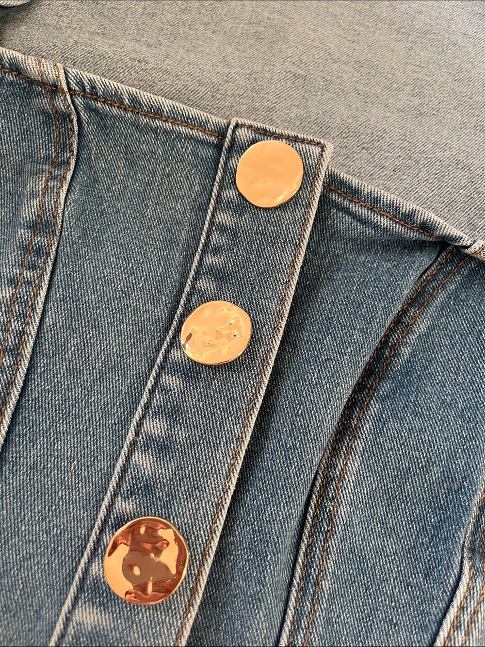 NEW HOUSE OF HARLOW LIGHT DENIM CROP VEST WITH GOLDEN BUTTONS TO ADD ELEGANCE!🎁 - Picture 5 of 10